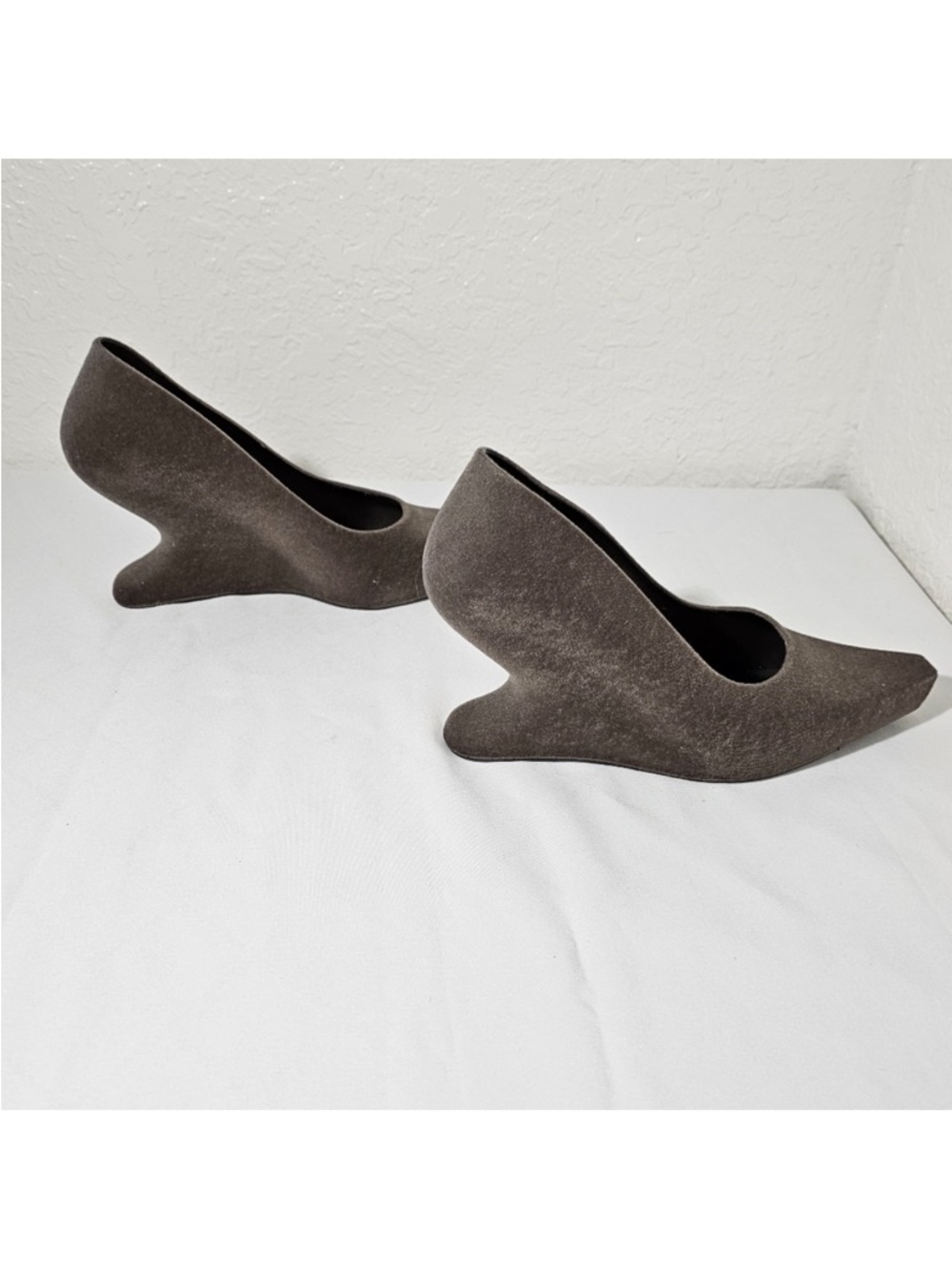 MELISSA KARIM Sculptural Pointed-Toe Pumps Dark Grey Green Brown 37